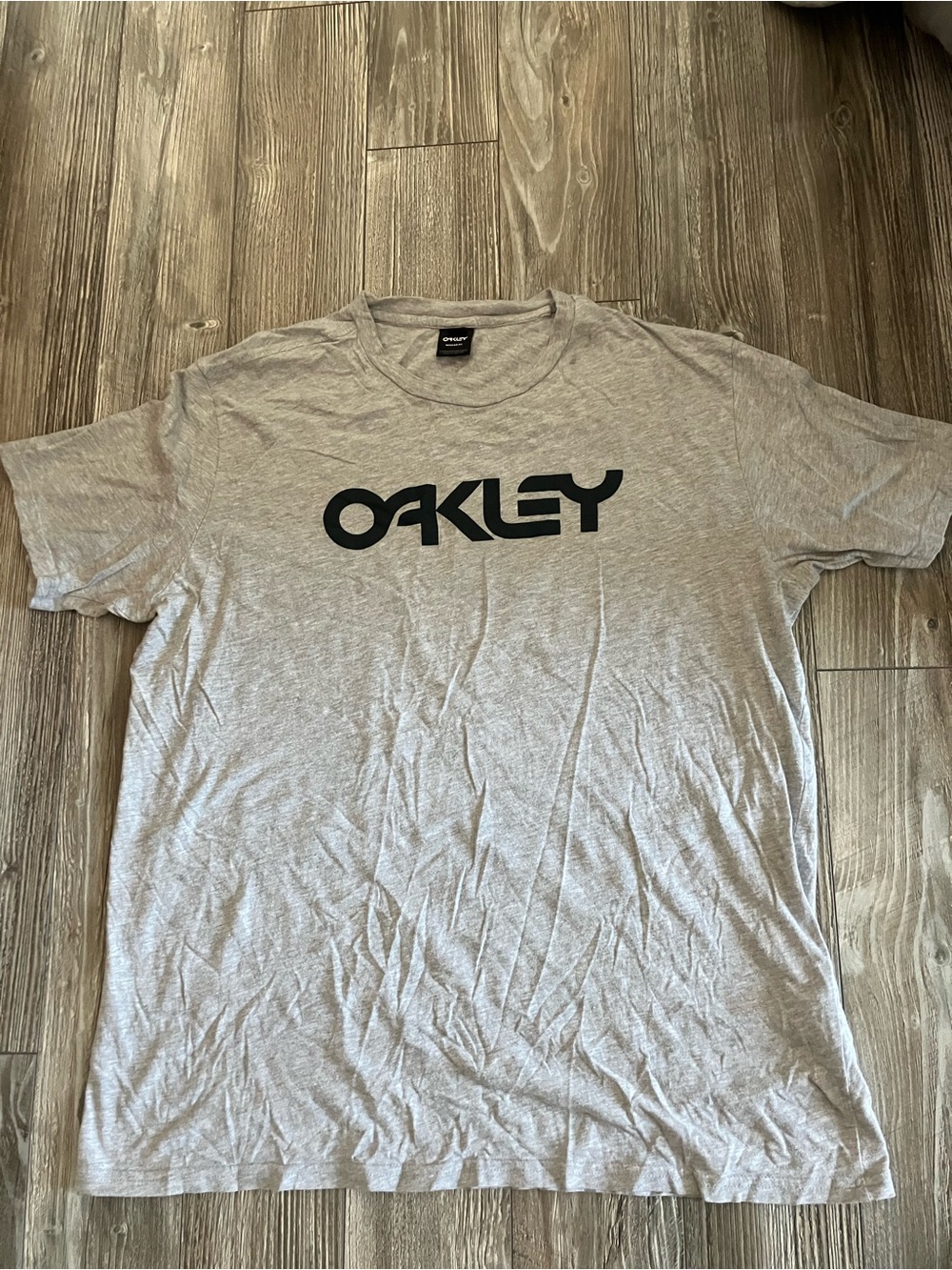 🌸 Oakley Light Gray Tee with Black Logo